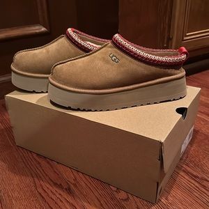 hi! these are the ugg tazzman slippers in a size 7!